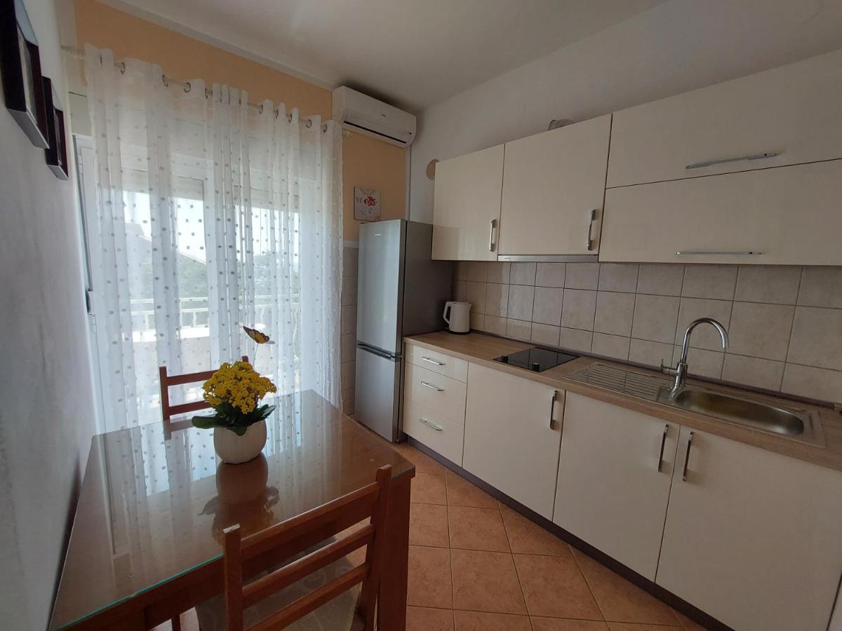 Apartments Tonci And Iris Primosten Exterior photo